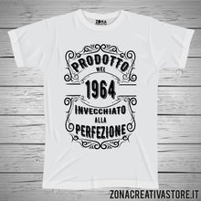 Carica l'immagine nel visualizzatore di Gallery, T-shirt per festa di compleanno PRODOTTO NEL 1964 INVECCHIATO ALLA PERFEZIONE