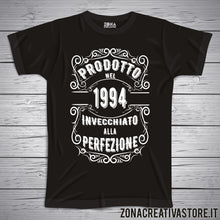 Carica l'immagine nel visualizzatore di Gallery, Copia del T-shirt per festa di compleanno PRODOTTO NEL 1994 INVECCHIATO ALLA PERFEZIONE