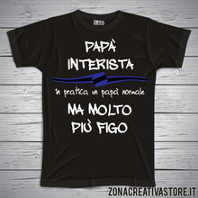 Carica l&#39;immagine nel visualizzatore di Gallery, T-shirt festa del papà PAPA&#39; INTERISTA IN PRATICA UN PAPA&#39; NORMALE MA MOLTO PIU&#39; FIGO