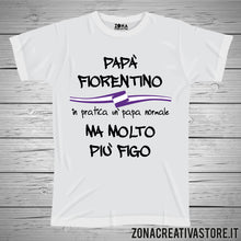 Carica l'immagine nel visualizzatore di Gallery, T-shirt festa del papà PAPA' FIORENTINO IN PRATICA UN PAPA' NORMALE MA MOLTO PIU' FIGO