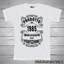 Carica l'immagine nel visualizzatore di Gallery, T-shirt per festa di compleanno PRODOTTO NEL 1985 INVECCHIATO ALLA PERFEZIONE