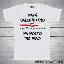 Carica l'immagine nel visualizzatore di Gallery, T-shirt festa del papà PAPA' SALERNITANO IN PRATICA UN PAPA' NORMALE MA MOLTO PIU' FIGO