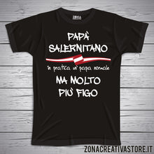 Carica l'immagine nel visualizzatore di Gallery, T-shirt festa del papà PAPA' SALERNITANO IN PRATICA UN PAPA' NORMALE MA MOLTO PIU' FIGO
