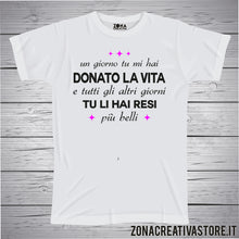 Carica l'immagine nel visualizzatore di Gallery, T-shirt MAMMA UN GIORNO TU MI HAI DONATO LA VITA