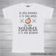 Carica l'immagine nel visualizzatore di Gallery, T-shirt MAMMA LA MIA BUSSOLA E IL MIO ASTRO