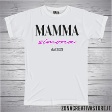 Carica l'immagine nel visualizzatore di Gallery, T-shirt MAMMA "Nome" 2021 - La t-shirt può essere personalizzata con qualsiasi nome