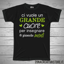 Carica l'immagine nel visualizzatore di Gallery, T-shirt scuola e maestra CI VUOLE UN GRANDE CUORE