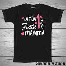 Carica l'immagine nel visualizzatore di Gallery, T-shirt per la festa della mamma LA TUA PRIMA FESTA DELLA MAMMA lei