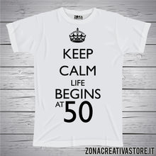 Carica l'immagine nel visualizzatore di Gallery, T-shirt per festa di compleanno KEEP CALM LIFE BEGINS AT 50