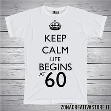 Carica l'immagine nel visualizzatore di Gallery, T-shirt per festa di compleanno KEEP CALM LIFE BEGINS AT 60