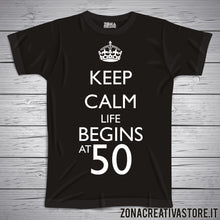 Carica l'immagine nel visualizzatore di Gallery, T-shirt per festa di compleanno KEEP CALM LIFE BEGINS AT 50