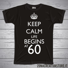 Carica l'immagine nel visualizzatore di Gallery, T-shirt per festa di compleanno KEEP CALM LIFE BEGINS AT 60