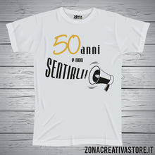 Carica l'immagine nel visualizzatore di Gallery, T-shirt per festa di compleanno 50 ANNI E NON SENTIRLI MEGAFONO
