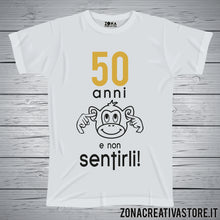 Carica l'immagine nel visualizzatore di Gallery, T-shirt per festa di compleanno 50 ANNI E NON SENTIRLI SCIMMIA
