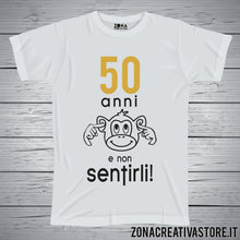 Carica l&#39;immagine nel visualizzatore di Gallery, T-shirt per festa di compleanno 50 ANNI E NON SENTIRLI SCIMMIA