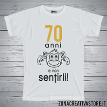 Carica l'immagine nel visualizzatore di Gallery, T-shirt per festa di compleanno 70 ANNI E NON SENTIRLI SCIMMIA