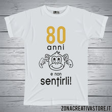 Carica l'immagine nel visualizzatore di Gallery, T-shirt per festa di compleanno 80 ANNI E NON SENTIRLI SCIMMIA