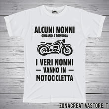 Carica l'immagine nel visualizzatore di Gallery, T-shirt con frasi sui nonni ALCUNI NONNI GIOCANO A TOMBOLA I VERI NONNI VANNO IN MOTOCICLETTA HARLEY