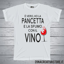 Carica l'immagine nel visualizzatore di Gallery, T-shirt divertente con frase E' VERO,  HO LA PANCETTA E LA SFUMO CON IL VINO