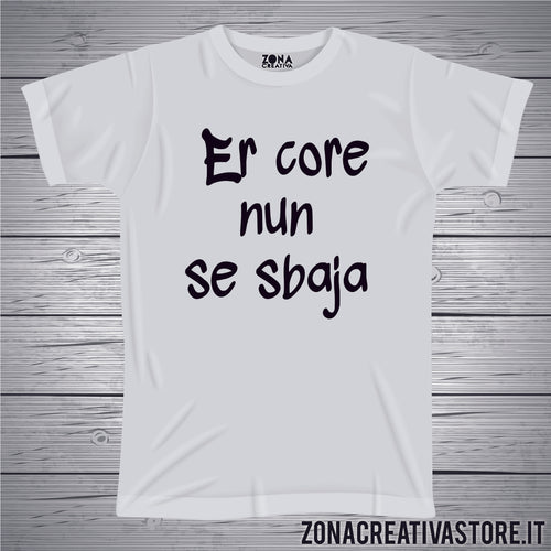 T-shirt divertente con frase in dialetto romano ER CORE NUN SE SBAJA