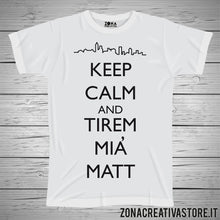 Carica l'immagine nel visualizzatore di Gallery, T-shirt divertente con frase in dialetto bergamasco KEEP CALM TIREM MIA MATT