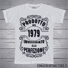 Carica l'immagine nel visualizzatore di Gallery, T-shirt per festa di compleanno PRODOTTO NEL 1979 INVECCHIATO ALLA PERFEZIONE