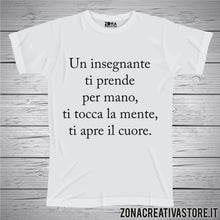 Carica l'immagine nel visualizzatore di Gallery, T-shirt scuola e maestra UN INSEGNANTE TI PRENDE PER MANO