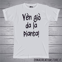 Carica l'immagine nel visualizzatore di Gallery, T-shirt divertente con frase in dialetto milanese VEN GIO' DA LA PIANTA