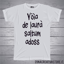 Carica l&#39;immagine nel visualizzatore di Gallery, T-shirt divertente con frase in dialetto milanese VOIA DE LAURA&#39; SALTUM ADOSS