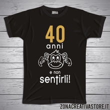 Carica l'immagine nel visualizzatore di Gallery, T-shirt per festa di compleanno 40 ANNI E NON SENTIRLI SCIMMIA