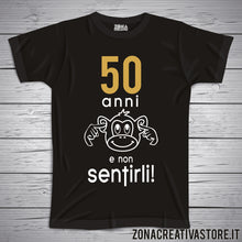 Carica l'immagine nel visualizzatore di Gallery, T-shirt per festa di compleanno 50 ANNI E NON SENTIRLI SCIMMIA