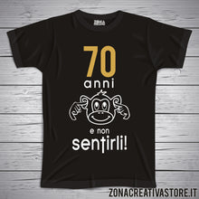Carica l'immagine nel visualizzatore di Gallery, T-shirt per festa di compleanno 70 ANNI E NON SENTIRLI SCIMMIA
