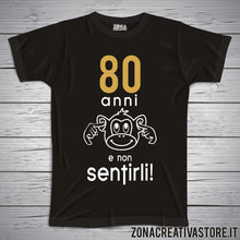 Carica l'immagine nel visualizzatore di Gallery, T-shirt per festa di compleanno 80 ANNI E NON SENTIRLI SCIMMIA