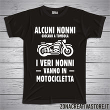 Carica l'immagine nel visualizzatore di Gallery, T-shirt con frasi sui nonni ALCUNI NONNI GIOCANO A TOMBOLA I VERI NONNI VANNO IN MOTOCICLETTA HARLEY