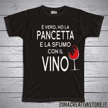 Carica l'immagine nel visualizzatore di Gallery, T-shirt divertente con frase E' VERO,  HO LA PANCETTA E LA SFUMO CON IL VINO
