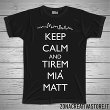 Carica l&#39;immagine nel visualizzatore di Gallery, T-shirt divertente con frase in dialetto bergamasco KEEP CALM TIREM MIA MATT