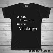 Carica l'immagine nel visualizzatore di Gallery, T-shirt per festa di compleanno IO NON INVECCHIO DIVENTO VINTAGE