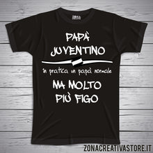 Carica l&#39;immagine nel visualizzatore di Gallery, T-shirt festa del papà PAPA&#39; JUVENTINO IN PRATICA UN PAPA&#39; NORMALE MA MOLTO PIU&#39; FIGO