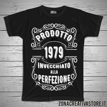 Carica l'immagine nel visualizzatore di Gallery, T-shirt per festa di compleanno PRODOTTO NEL 1979 INVECCHIATO ALLA PERFEZIONE