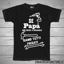 Carica l'immagine nel visualizzatore di Gallery, T-shirt festa del papà SE PAPA' NON RIESCE A RIPARARLO