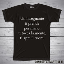 Carica l'immagine nel visualizzatore di Gallery, T-shirt scuola e maestra UN INSEGNANTE TI PRENDE PER MANO