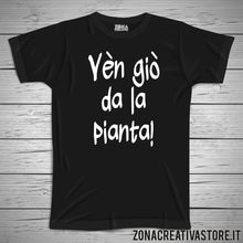 Carica l'immagine nel visualizzatore di Gallery, T-shirt divertente con frase in dialetto milanese VEN GIO' DA LA PIANTA