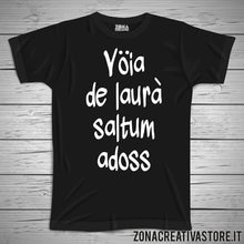 Carica l'immagine nel visualizzatore di Gallery, T-shirt divertente con frase in dialetto milanese VOIA DE LAURA' SALTUM ADOSS