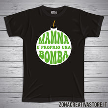 Carica l'immagine nel visualizzatore di Gallery, T-shirt MAMMA E' PROPRIO UNA BOMBA