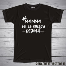 Carica l'immagine nel visualizzatore di Gallery, T-shirt MAMMA SEI LA NOSTRA REGINA
