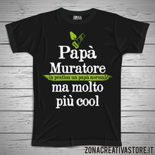 Carica l'immagine nel visualizzatore di Gallery, T-shirt festa del papà PAPA' MURATORE IN PRATICA UN PAPA' NORMALE MA MOLTO PIU' COOL