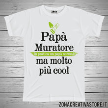 Carica l'immagine nel visualizzatore di Gallery, T-shirt festa del papà PAPA' MURATORE IN PRATICA UN PAPA' NORMALE MA MOLTO PIU' COOL