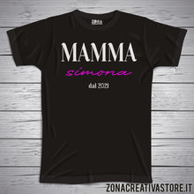 Carica l'immagine nel visualizzatore di Gallery, T-shirt MAMMA "Nome" 2021 - La t-shirt può essere personalizzata con qualsiasi nome