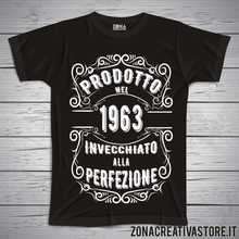 Carica l'immagine nel visualizzatore di Gallery, T-shirt per festa di compleanno PRODOTTO NEL 1963 INVECCHIATO ALLA PERFEZIONE