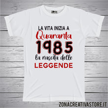 Carica l&#39;immagine nel visualizzatore di Gallery, T-shirt per festa di compleanno LA VITA INIZIA A 40 ANNI